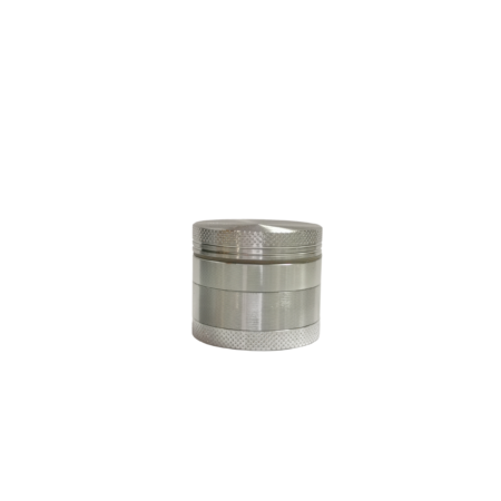 Grinder in metallo cilindrico color silver su sfondo bianco