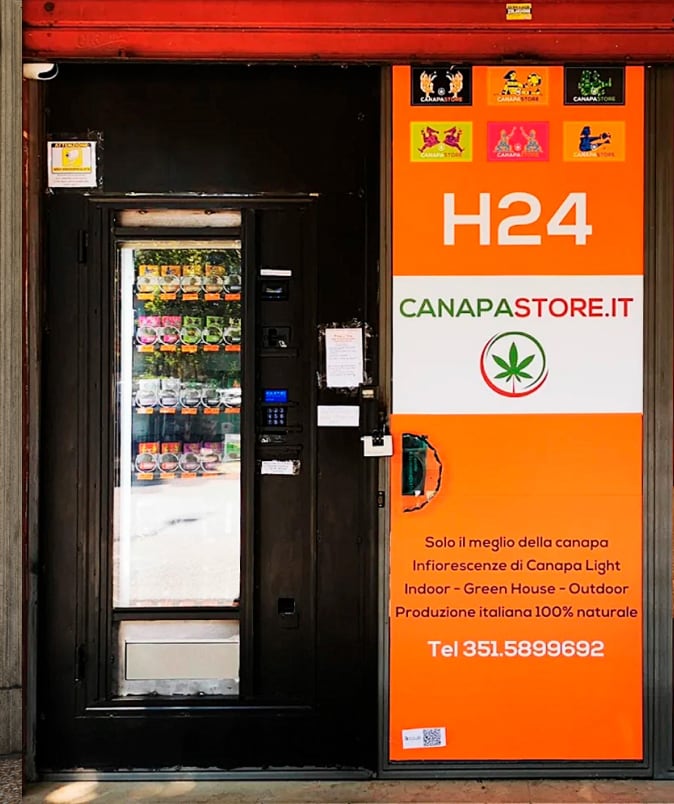 negozio-canapastore-via-arno-bologna vista dall'esterno del negozio distributore canapastore di via arno